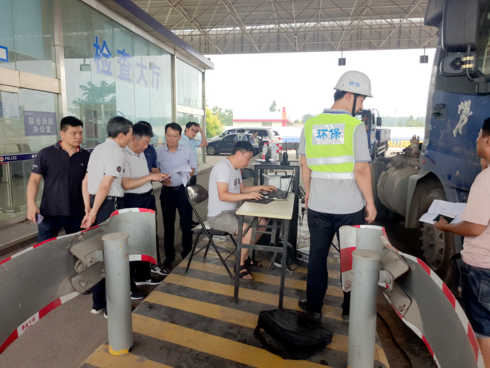 7月23日,市人大城环委副主任委员李茂彬带领检查组一行7人赴任城区